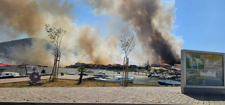VIDEO Vatrogasci obranili kuće u Vinišću: Požar stavljen pod nadzor