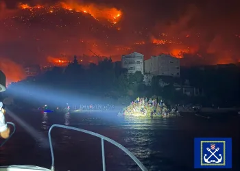 VIDEO Bijeg iz olujnog požara: U dramatičnoj noći kod Omiša spašene 194 osobe iz mora i s plovila