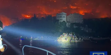 VIDEO Bijeg iz olujnog požara: U dramatičnoj noći kod Omiša spašene 194 osobe iz mora i s plovila