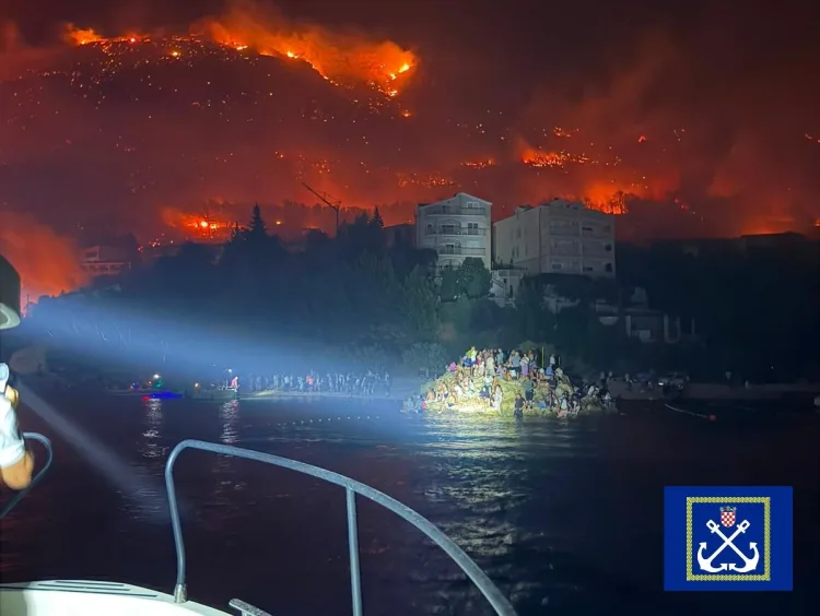 VIDEO Bijeg iz olujnog požara: U dramatičnoj noći kod Omiša spašene 194 osobe iz mora i s plovila