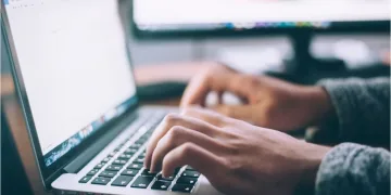 Tipkate za računalom dok jedete? Stručnjaci upozoravaju: Vaša tipkovnica mogla bi biti pravo leglo bakterija