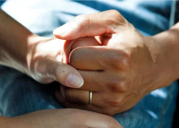Samo jedna mala gesta može ublažiti emocionalnu bol. Znanost sada zna zašto
