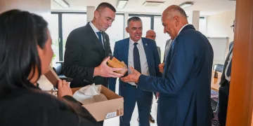 Plenković pijucka gusti sa šlagom u plićaku i nema pojma da Penava ide kod Janše u Sloveniju: Evo što su tamo dogovorili