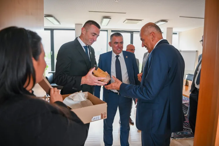 Plenković pijucka gusti sa šlagom u plićaku i nema pojma da Penava ide kod Janše u Sloveniju: Evo što su tamo dogovorili
