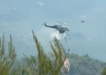 VIDEO Tragedija u Grčkoj: U sudaru dva helikoptera poginule dvije osobe. Gasili su požar…