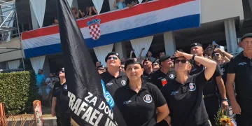 VIDEO HOS-ova IX. bojna u Kninu odala počast poginulim hrvatskim braniteljima uz pozdrav