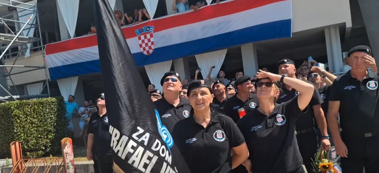 VIDEO HOS-ova IX. bojna u Kninu odala počast poginulim hrvatskim braniteljima uz pozdrav