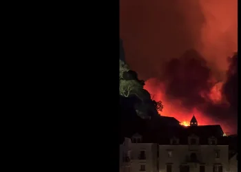 VIDEO Pakao kod Omiša. Gore i kuće: Sve je to namjerno. Žena mi je rekla kako je počelo… Bježi se i u gorućim autima