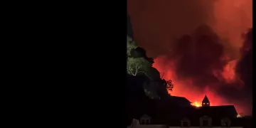 VIDEO Pakao kod Omiša. Gore i kuće: Sve je to namjerno. Žena mi je rekla kako je počelo… Bježi se i u gorućim autima