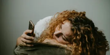 Mislite da vi birate što gledate na društvenim mrežama? Nova studija otkrila je kako nas algoritam može uvući u začarani krug lošeg raspoloženja