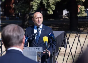 U Belišću otkrivena spomen-ploča poginulima u Domovinskom ratu