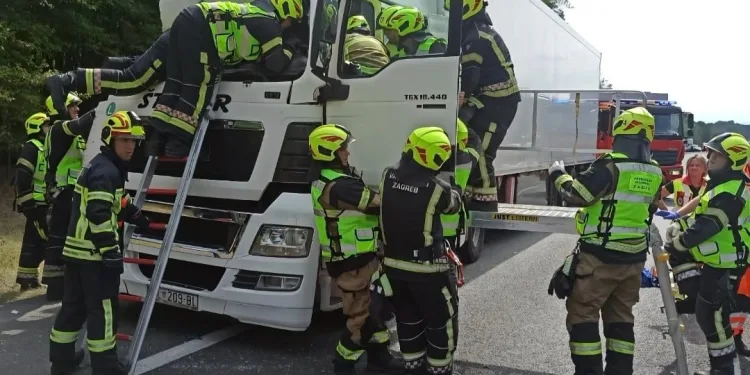 Drama kraj Zagreba i izvlačenje ozlijeđenih: Teška nesreća na A1 prekinula promet. Sad se vozi u dugoj koloni