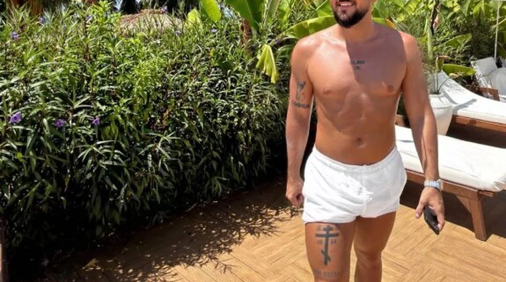 U Splitu uhićen srbijanski influencer zbog četničkih tetovaža. Sud mu odredio 15 dana zatvora