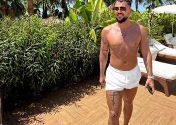 U Splitu uhićen srbijanski influencer zbog četničkih tetovaža. Sud mu odredio 15 dana zatvora
