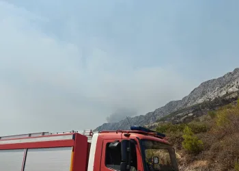 Drama ne prestaje: HGSS traži nestalu Bosanku u požaru kod Omiša. Buknuo novi požar na brdu iznad grada….