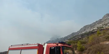 Drama ne prestaje: HGSS traži nestalu Bosanku u požaru kod Omiša. Buknuo novi požar na brdu iznad grada….