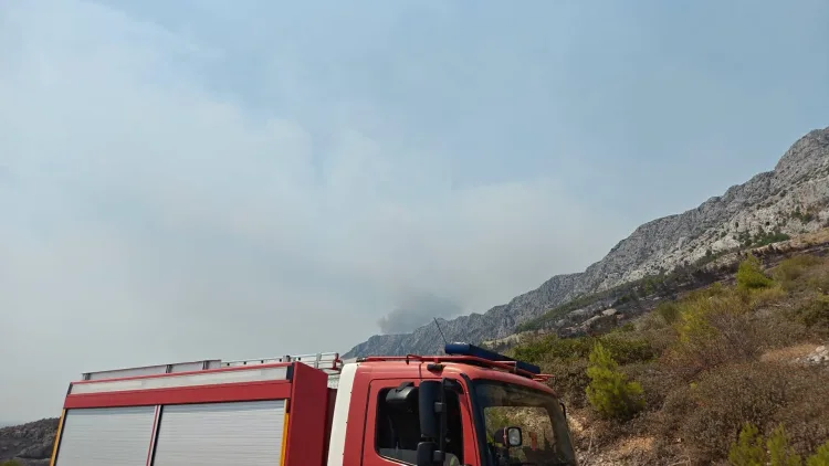 Drama ne prestaje: HGSS traži nestalu Bosanku u požaru kod Omiša. Buknuo novi požar na brdu iznad grada….
