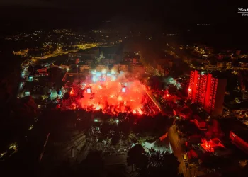VIDEO FOTO Šibenik je gorio uz borbene pjesme. Thompson održao emotivan govor