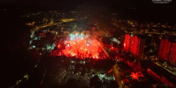 VIDEO FOTO Šibenik je gorio uz borbene pjesme. Thompson održao emotivan govor