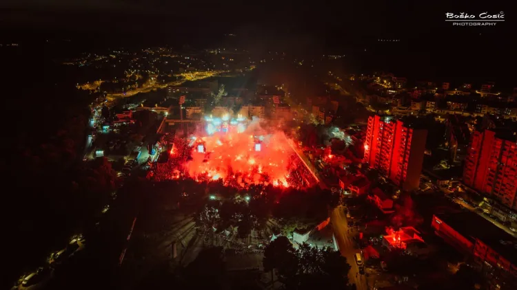 VIDEO FOTO Šibenik je gorio uz borbene pjesme. Thompson održao emotivan govor