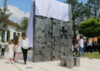 Vandalizam u Slavonskom Brodu: Grafit osvanuo na spomeniku djeci poginuloj u Domovinskom ratu
