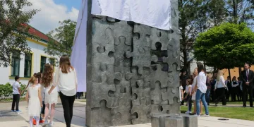 Vandalizam u Slavonskom Brodu: Grafit osvanuo na spomeniku djeci poginuloj u Domovinskom ratu