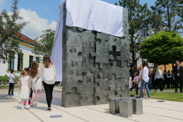 Vandalizam u Slavonskom Brodu: Grafit osvanuo na spomeniku djeci poginuloj u Domovinskom ratu