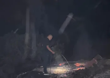 FOTO Ministar Šušnjar je gasio požar kod Omiša: Teško je reći da je zapaljeno slučajno. Tražit ću da se izvijesti javnost…