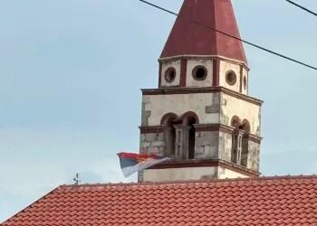 Županijski vijećnik o drami u Karinu: Na crkvi izvješena srpska zastava. Došle su jake policijske snage