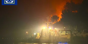 VIDEO Drama na Braču: Vatrogasci cijelu noć branili kuće. Stotine ljudi evakuirane morskim putem