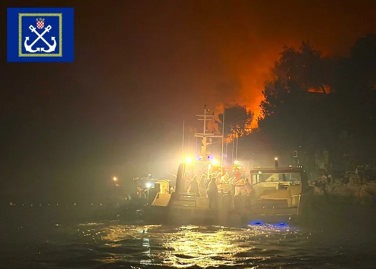 VIDEO Drama na Braču: Vatrogasci cijelu noć branili kuće. Stotine ljudi evakuirane morskim putem