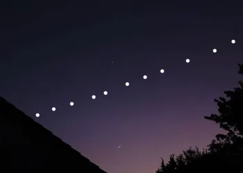 VIDEO Čudna svjetla iznad Hrvatske zbunjuju ljude: Istina je puno nevjerojatnija nego što mislite