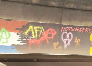 FOTO Antife pošarale mural braniteljima u podvožnjaku kod Vjesnika. BBB-i sve obnovili uz osiguranje policije