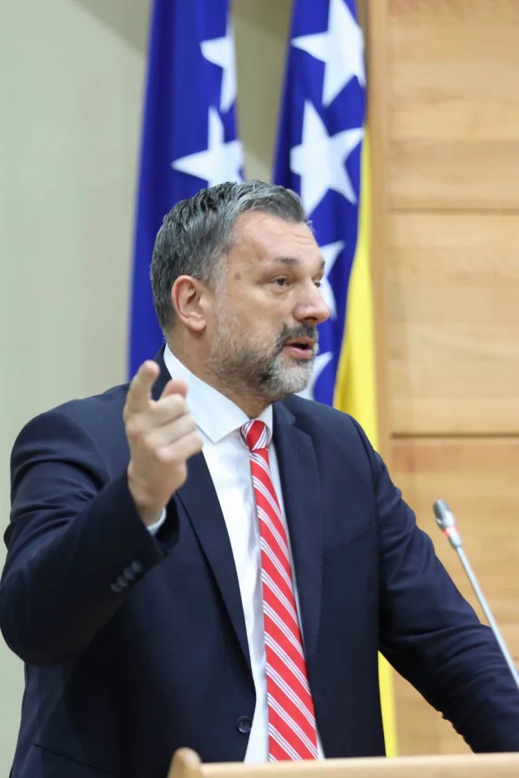 Konaković protjerao dvojicu srbijanskih diplomata iz BiH: S ovakvom Srbijom nećemo potpisivati prazne papire