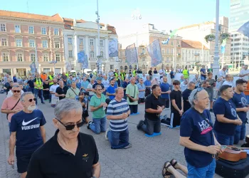 VIDEO Muškarci ponovno molili krunicu na Trgu bana Jelačića