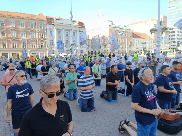VIDEO Muškarci ponovno molili krunicu na Trgu bana Jelačića
