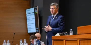 VIDEO Sraz Plenkovića i šefa SDP-a u Saboru: Nadam da znate kako se preziva Vaš punac