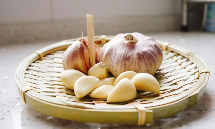 Svi bježe od njegova mirisa, a vrijedi zlata: Saznajte zašto je češnjak toliko zdrav i isprobajte recept za finu juhu koja grije tijelo i dušu!
