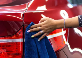 Magla, kiša i kraći dani: Trik s limunom i sodom bikarbonom koji može pomoći u čišćenju automobilskih farova
