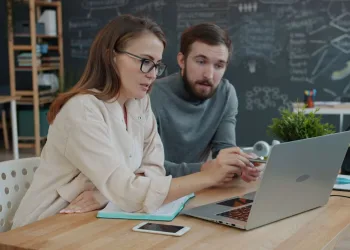 Imate prijatelje koji vjeruju da je Zemlja ravna ili da nas netko potajno kontrolira? Znanstvenici su otkrili način kako da ih razuvjerite