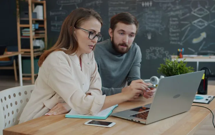 Imate prijatelje koji vjeruju da je Zemlja ravna ili da nas netko potajno kontrolira? Znanstvenici su otkrili način kako da ih razuvjerite