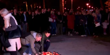 Zagreb se oprašta od Gorana Bare: Stotine ljudi pale svijeće i pjevaju njegove hitove