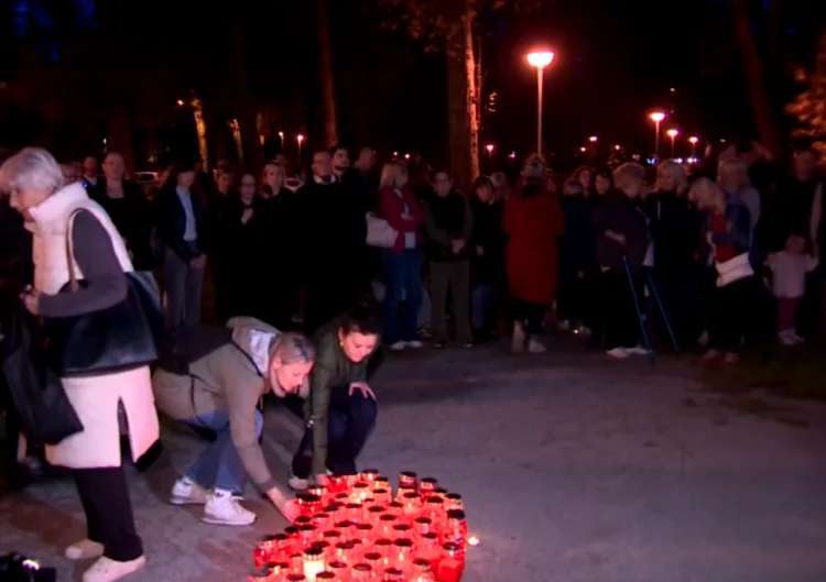 Zagreb se oprašta od Gorana Bare: Stotine ljudi pale svijeće i pjevaju njegove hitove