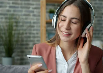 VIDEO Vraćamo se pjesmama koje su obilježile naše živote: Zašto stari hitovi ponovno osvajaju svijet?