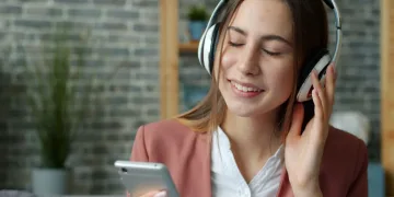 VIDEO Vraćamo se pjesmama koje su obilježile naše živote: Zašto stari hitovi ponovno osvajaju svijet?