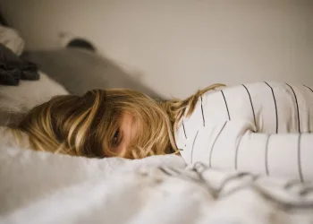 Nekad ste spavali do podneva, a sada ste budni u šest? Evo što se događa s godinama