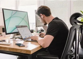 Kupili ste skupu ergonomsku stolicu, a leđa vas i dalje bole? Novo istraživanje otkriva neočekivan problem