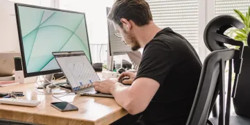 Kupili ste skupu ergonomsku stolicu, a leđa vas i dalje bole? Novo istraživanje otkriva neočekivan problem