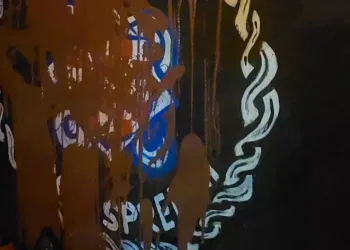 Crvenom bojom zalili HOS-ov mural u Rijeci: Aktivisti objasnili zašto su to učinili