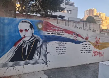 FOTO Oskvrnut mural blaženog Alojzija Stepinca u Splitu: Oštećeni i vatikanski grb i zastava